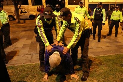 El jefe de Cancillería y Asuntos Políticos de la Embajada de México, Roberto Canseco, forcejea con policías para intentar evitar que trasladen al exvicepresidente Jorge Glas.