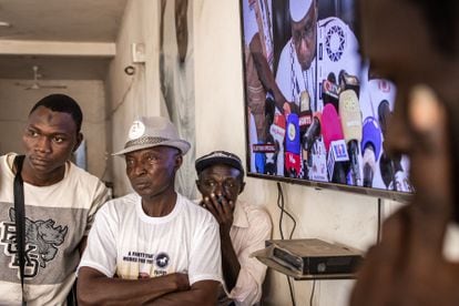 Seguidores del presidente Adama Barrow durante el anuncio de los resultados de las elecciones legislativas de Gambia, este domingo en Banjul.