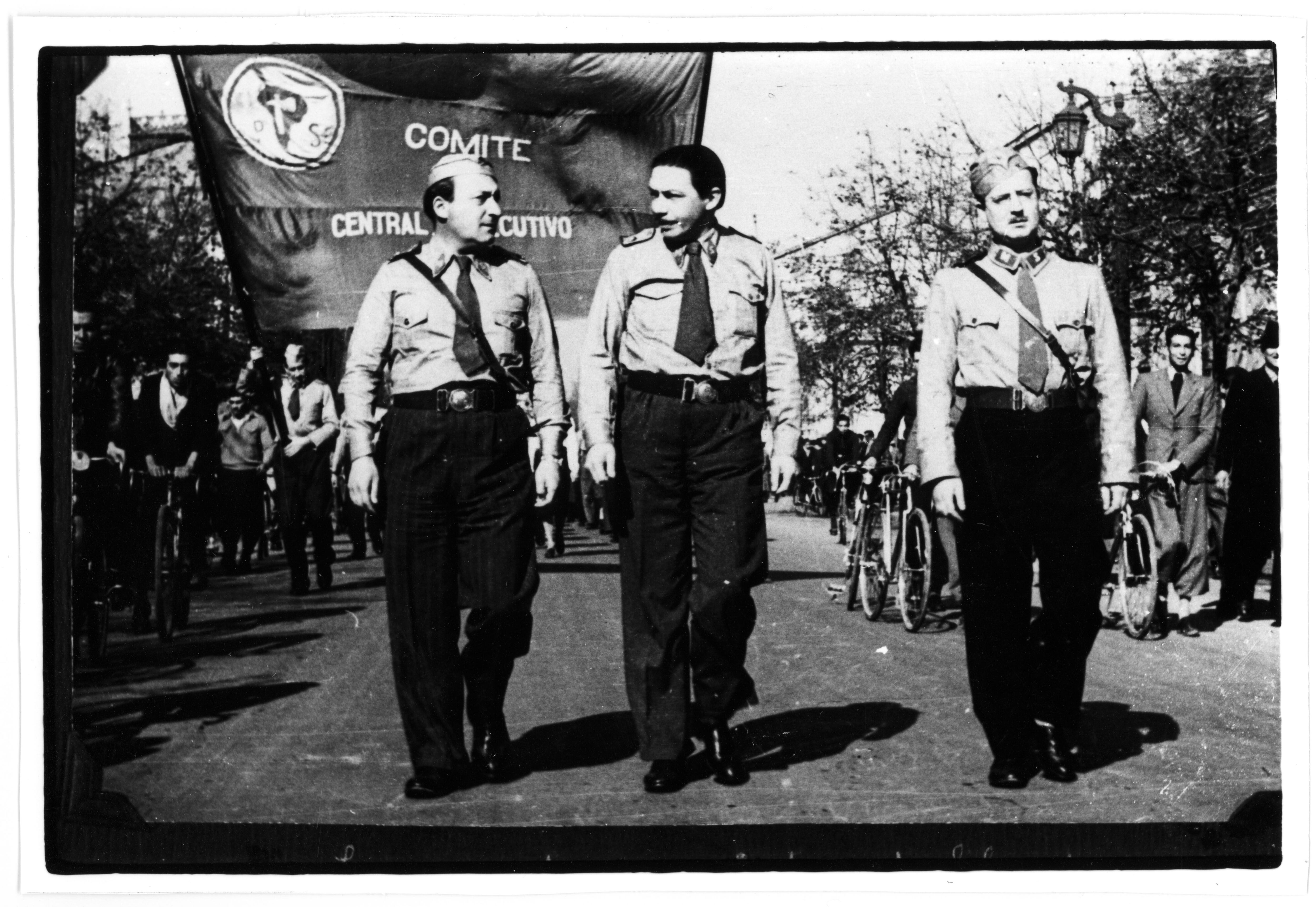 Durante un desfile de las Milicias Socialistas en 1940. © Fundación Salvador Allende.