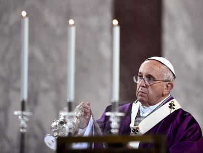 El papa Francisco oficia una misa en la basílica en Roma.