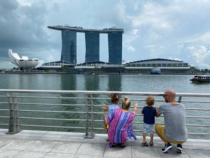 El hotel Marina Bay Sands de Singapur está formado por tres edificios cuyas azoteas están unidas por una espectacular terraza mirador con piscina.