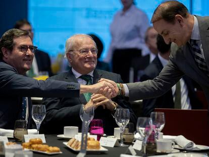 El presidente de la CEOE, Antonio Garamendi (i), junto al presidente de Unicaja, Manuel Azuaga (c), estrecha la mano al presidente de la patronal andaluza, Javier González de Lara.