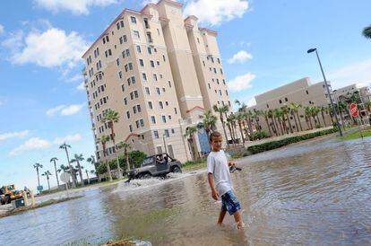 Un ni&ntilde;o camina por calles inundadas despu&eacute;s del paso del Hurac&aacute;n Matthew en las playas de Atlantic Beach, a 15 millas de distancia de la ciudad de Jacksonville, Florida (Estados Unidos).