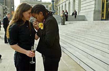 Janet Thomson (izquierda) y Jamye Ford, tras su boda el jueves en el Ayuntamiento de San Francisco.