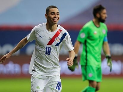 Miguel Almirón celebra su gol frente a Chile ante el lamento de Claudio Bravo.