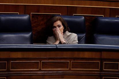 La vicepresidenta primera del Gobierno, Carmen Calvo asiste desde su escaño al debate para la prórroga del estado de alarma en España.