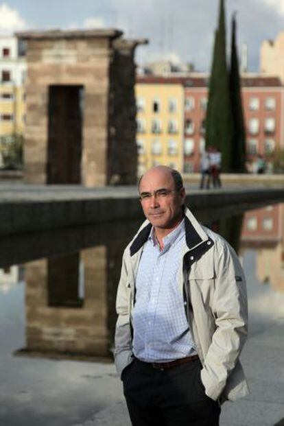 El egiptólogo José Manuel Galán, frente al templo de Debod de Madrid.