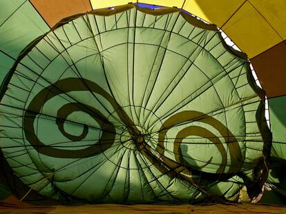 Inflado de globos, comienza el espectáculo.
