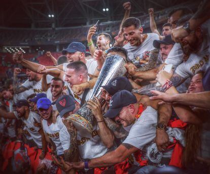 Aficionados del Sevilla con la copa.