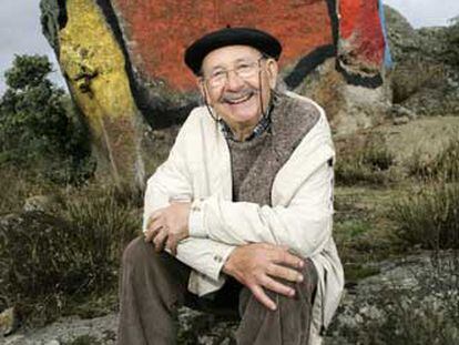 Agustín Ibarrola posa ante una de sus obras en la finca Garoza de Bracamonte, en Ávila.