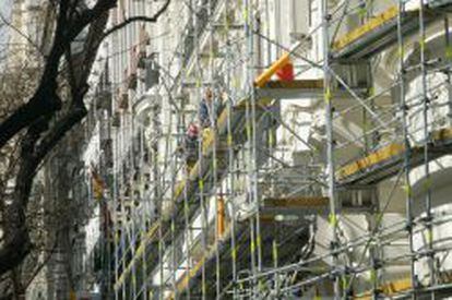 Obras de rehabilitaci&oacute;n de una fachada en un edificio de Madrid.
