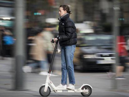 Una mujer se desplaza en patinete eléctrico, en una imagen de archivo.