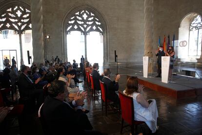 El general valenciano Ximo Puig y la presidenta de Baleares, Francina Armengol, aplaudieron tras la cumbre de la Llotja de Palma de Mallorca.