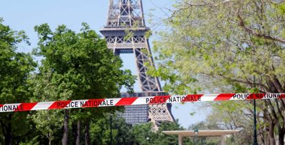 Un cordón policial previene a la gente de pasear en el entorno de la Torre Eiffel en París.