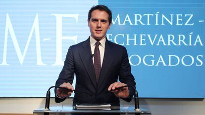 Albert Rivera, durante la rueda de prensa en la que anunció su fichaje por el bufete Martínez-Echevarria en marzo de 2020.