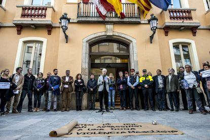 El alcalde de Blanes lee un manifiesto de condena al asesinato.