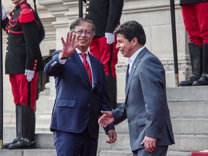 Gustavo Petro saluda a Pedro Castillo antes de un encuentro presidencial en Lima, el 29 de agosto de 2022.