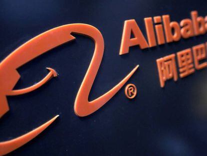Logotipo del conglomerado chino Alibaba, al que pertenece AliExpress, en una feria tecnológica.
