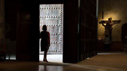 Una denunciante de un caso de abusos en la Iglesia entra en el monasterio de Sant Cugat, en Barcelona.