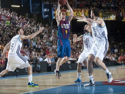 Huertas se eleva ante Rudy, Llull y Begic.