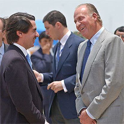 El Rey y José María Aznar, ayer a la llegada de Juan Carlos I a Santa Cruz.