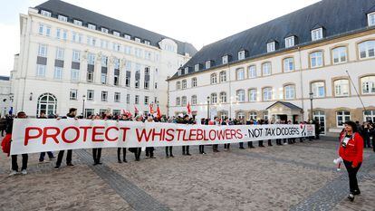 Protesta para defender a los denunciantes de los papeles de Luxemburgo, en diciembre de 2016.