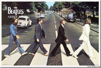 La portada del disco 'Abbey Road', en la imagen, sirvió para reforzar la teoría de que Paul estaba muerto y le habían sustituido con por un doble. En ella, Paul es el único de los cuatro que cambia el paso, lleva un cigarro en la mano derecha cuando es zurdo y camina con los ojos cerrados.