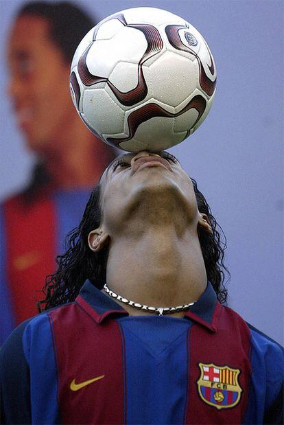 Ronaldinho aterrizó en Barcelona, procedente del PSG y previo pago de 27 millones de euros, el 19 de julio de 2003. Con el club en decadencia, el futbolista estimuló a la afición azulgrana desde el primer día, cuando pisó el césped del Camp Nou y 30.000 hinchas vitorearon sus malabarismos con la pelota.