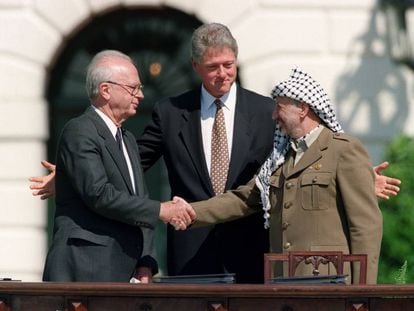 Yasir Arafat e Isaac Rabin se estrechan la mano tras los Acuerdos de Oslo de 1993 junto al presidente de EE UU Bill Clinton.