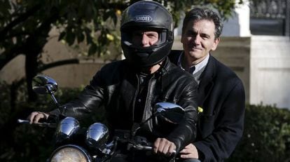 El ya exministro Yanis Varoufakis lleva en su moto a su sucesor, Efklidis Tsakalotos, el pasado abril en Atenas.