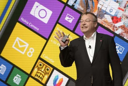 El aún consejero delegado de Nokia, Stephen Elop, enseña sus nuevos móviles en el MWC.