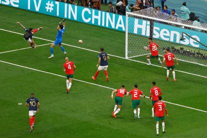  Theo Hernández (izquierda) anotando el primer gol de Francia en el partido contra Marruecos. 