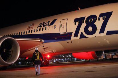 Un 787 Dreamliner de ANA, en el aeropuerto de Tokio.