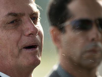 Detalle de las partículas de saliva del presidente de Brasil, Jair Bolsonaro, al salir del Palacio do Alvorada este viernes 27 de marzo en la ciudad de Brasilia.