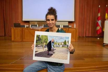 La fotógrafa Marina Escudero sujeta una imagen de Esperanza Pérez, pala en mano y cavando en un cementerio.