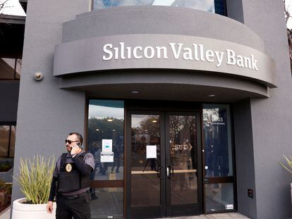 Un guardia de seguridad ante la sede de Silicon Valley Bank en Santa Clara (California).