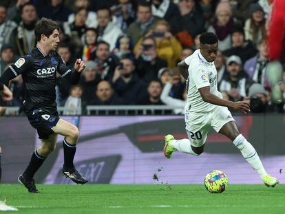 Vinicius en una acción con Aritz Elustondo durante el partido entre el Real Madrid y la Real Sociedad, en el Santiago Bernabéu este domingo.