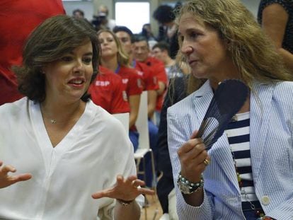 Soraya S&aacute;enz de Santamar&iacute;a y la infanta Elena, en un acto celebrado el pasado agosto.