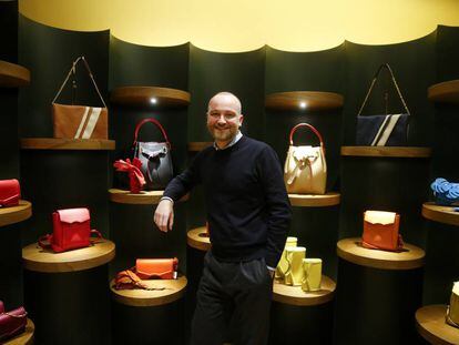 El diseñador Héctor Jareño, en la tienda Reliquiae, de la calle Serrano, 72, de Madrid.