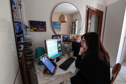 Una mujer trabaja desde casa durante el confinamiento en Italia.