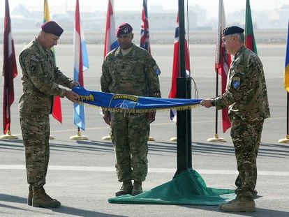 Ceremonia de repliegue de banderas en el centro de comando