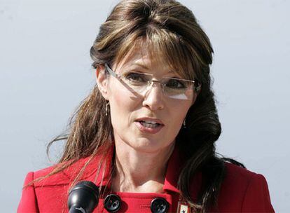 La gobernadora de Alaska, Sarah Palin, durante la rueda de prensa en la que ha anunciado su dimisión.