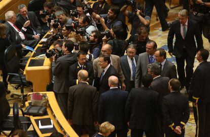 El presidente del Gobierno, Mariano Rajoy, llega a su escaño poco antes del comienzo de la sesión.