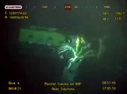 Una imagen tomada de la cámara instalada por BP en el lugar del vertido muestra un robot trabajando junto a la tubería rota por la que se escapa el petróleo