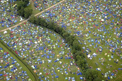 Vista aérea de las tiendas de campaña de los asistentes al festival Glastonbury en Somerset (Inglaterra).