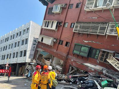 今週水曜日、消防士のグループが台湾の花蓮市での地震で被害を受けた建物を視察した。 