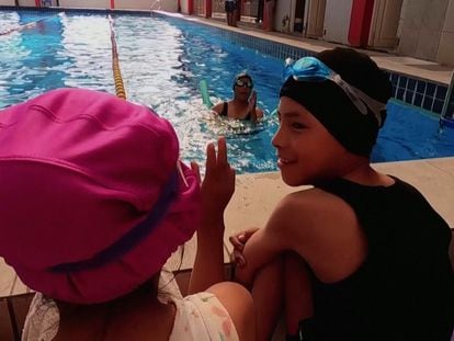 Niños observan las instrucciones de Olga Laura Salamanca durante una clase de natación en La Paz, Bolivia