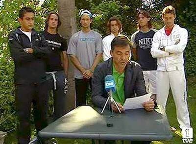 Sánchez Vicario, con, de izquierda a derecha, Almagro, López, Moyà, Ferrer, Nadal y Ferrero.