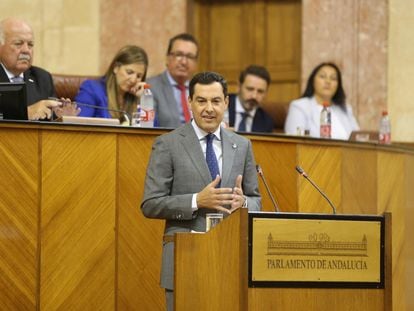 El presidente en funciones de la Junta de Andalucía, Juan Manuel Moreno, durante su discurso en el pleno de investidura en el Parlamento andaluz.