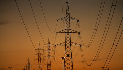 Tendidos eléctricos que parten de la subestación de Iberdrola de Fuencarral, en la zona norte de Madrid.